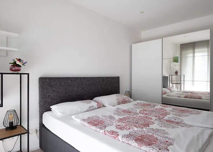 Wellenreiter Mit Ruhigem Garten Иберлинген